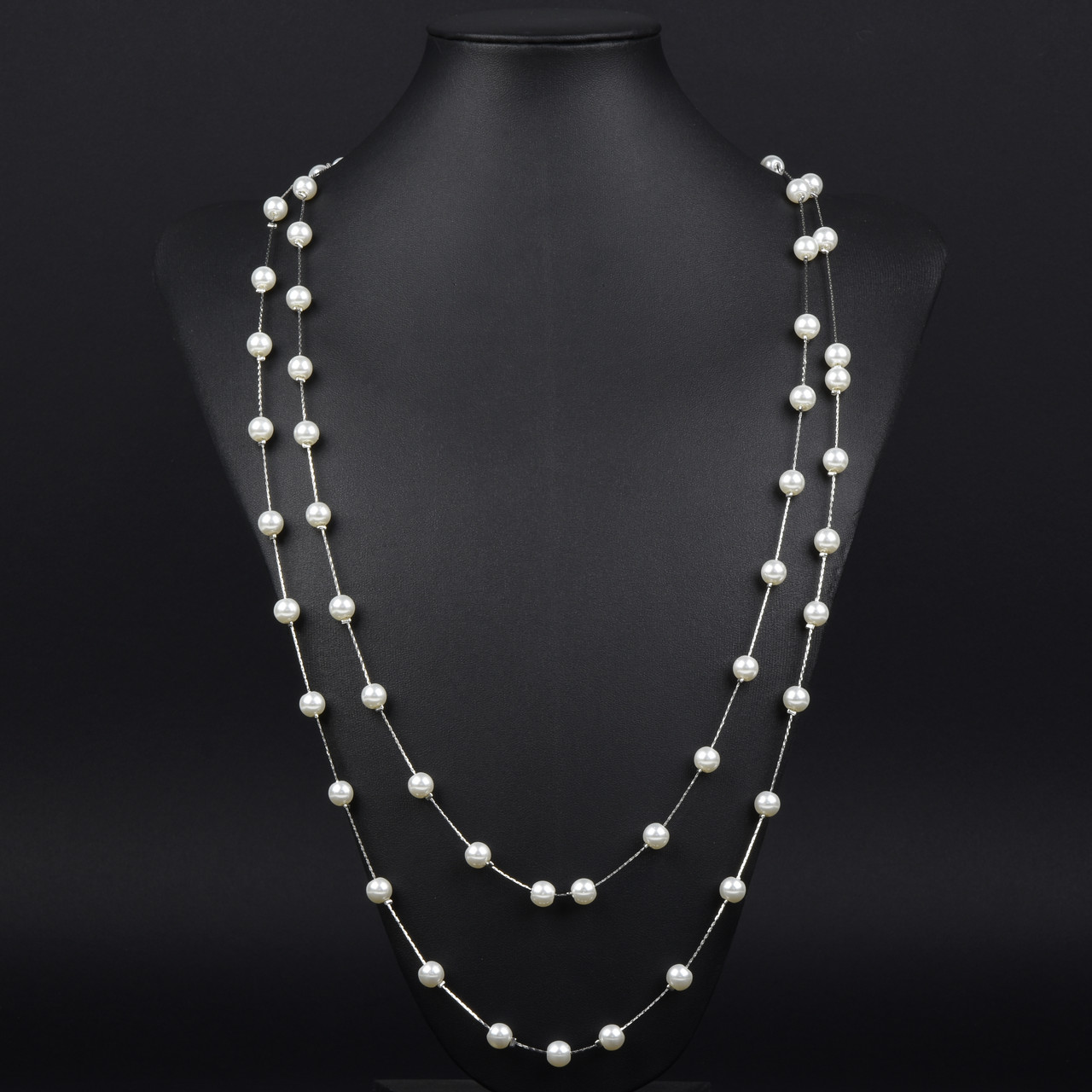 Кольє довге на металевій сріблястій нитки з білими середніми намистинами застібка карабін довжина 170 см