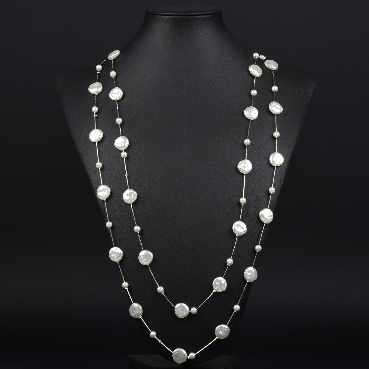 Кольє довге на металевій сріблястій нитки з білими глянсовими намистинами застібка карабін довжина 170 см