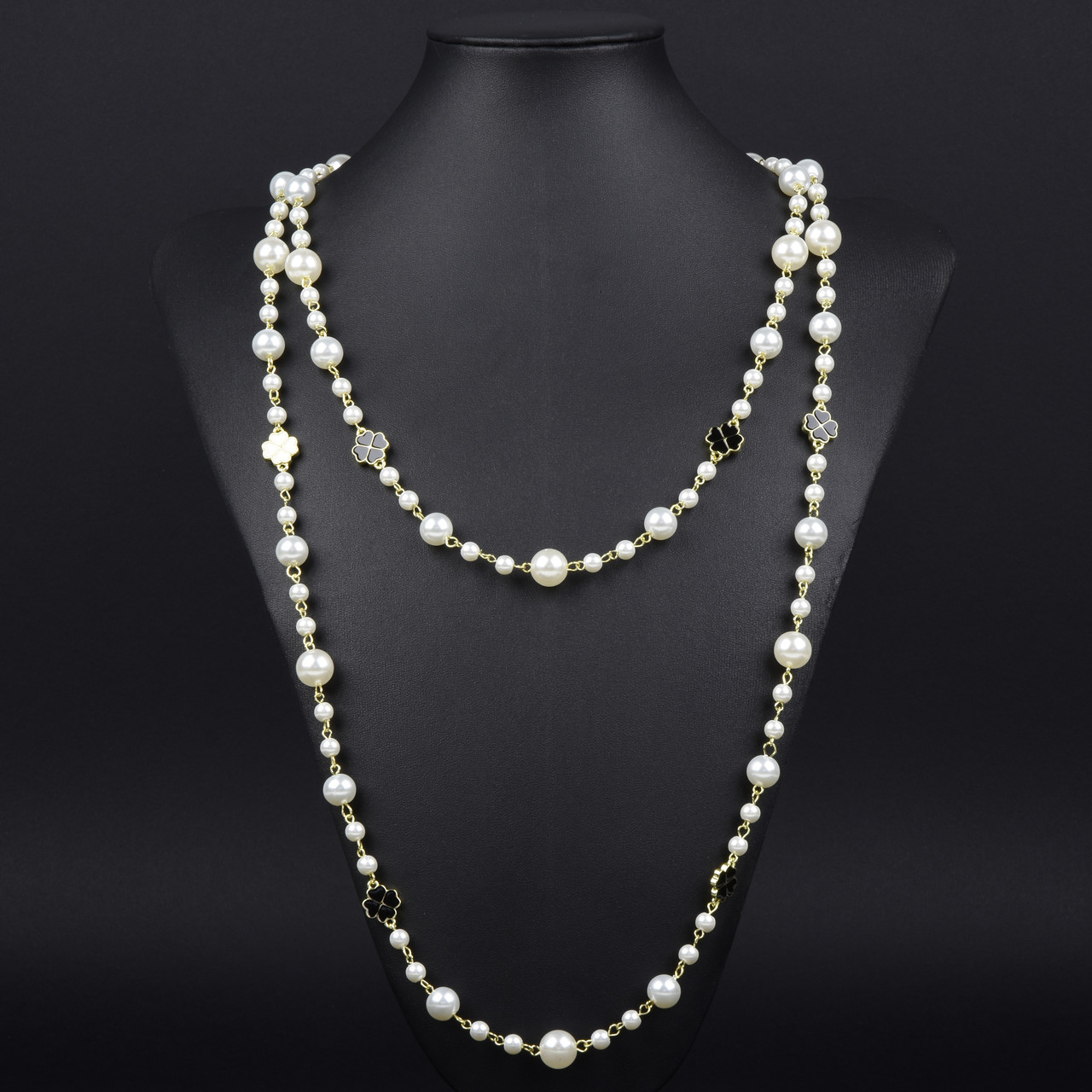 Кольє довге на металевому лимонному ланцюжку з білими намистинами та чорно білими конюшинами довжина 170 см