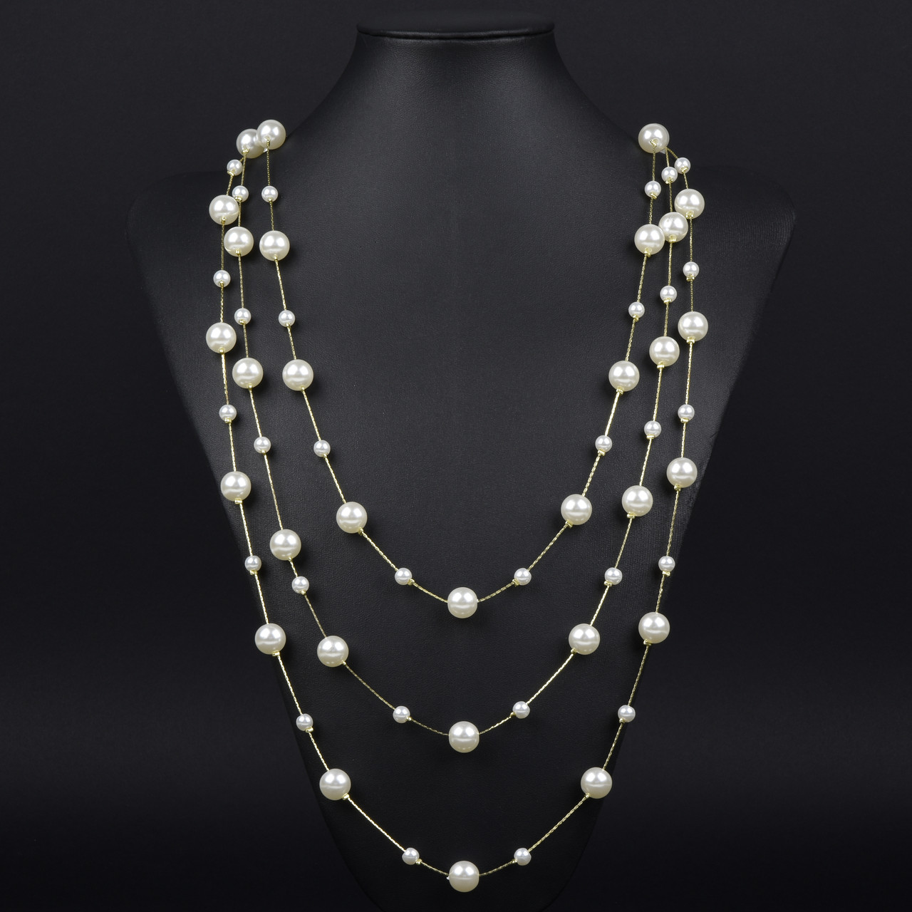 Кольє довге на металевому лимонному ланцюжку тришарове з білими намистинами без застібки довжина 90 см