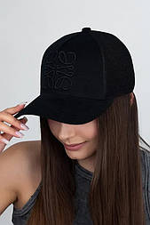 Жіноча бейсболка на літо з нашивкою