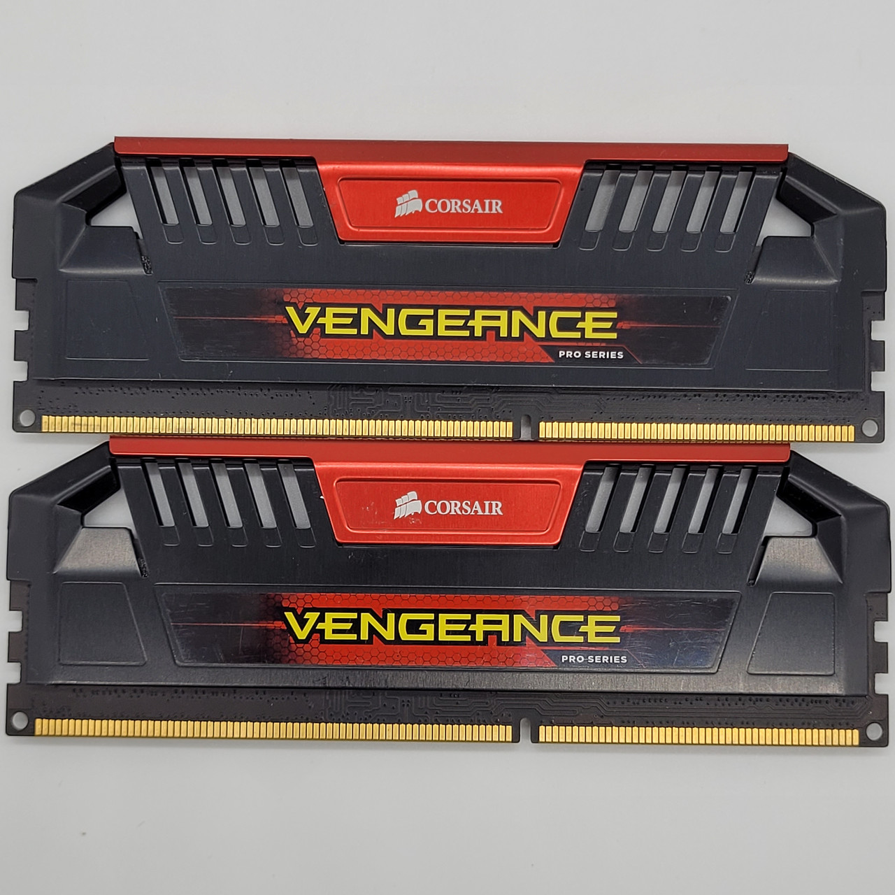 Комплект оперативної пам'яті Corsair PRO Series DDR3 8Gb (2x4Gb) 1600MHz PC3-12800U 1R8 CL9 (CMY8GX3M2A1600C9R) Б/В