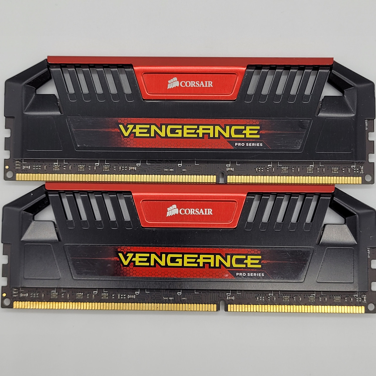 Комплект оперативної пам'яті Corsair PRO Series DDR3 8Gb (2x4Gb) 1866MHz PC3-14900U 2R8 CL9 (CMY8GX3M2A1866C9R) Б/В