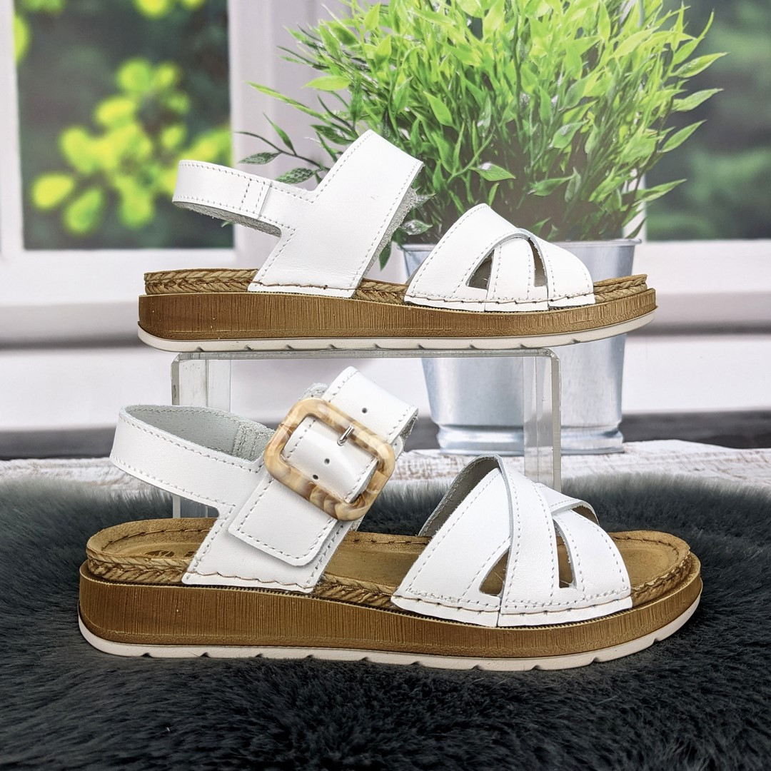 Босоніжки жіночі Inblu білі шкіряні з пряжкою 4929