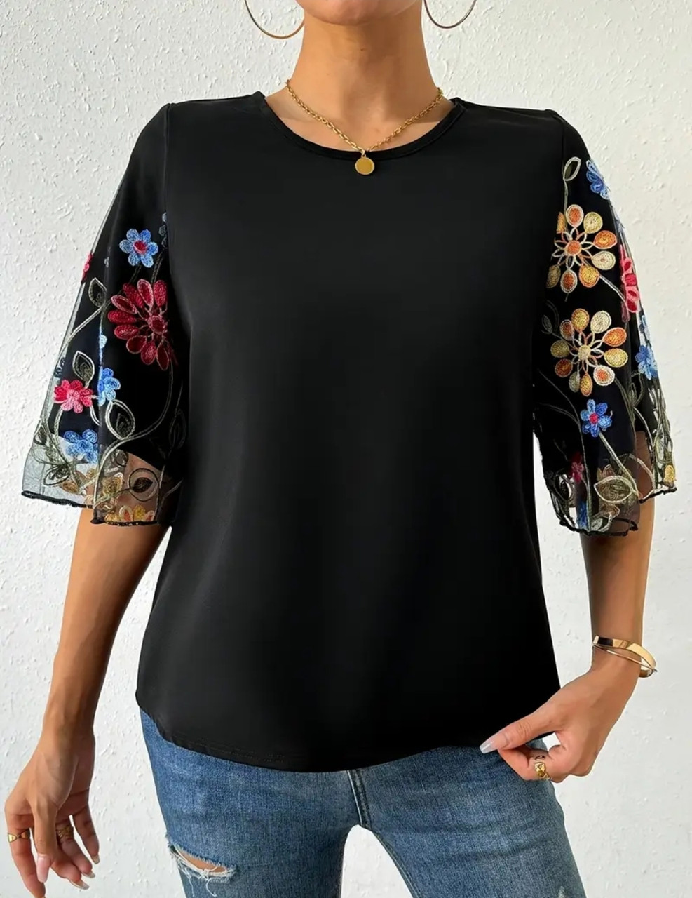 Елегантна блузка PLUS SIZE з декоративною вишитою обробкою рукавів