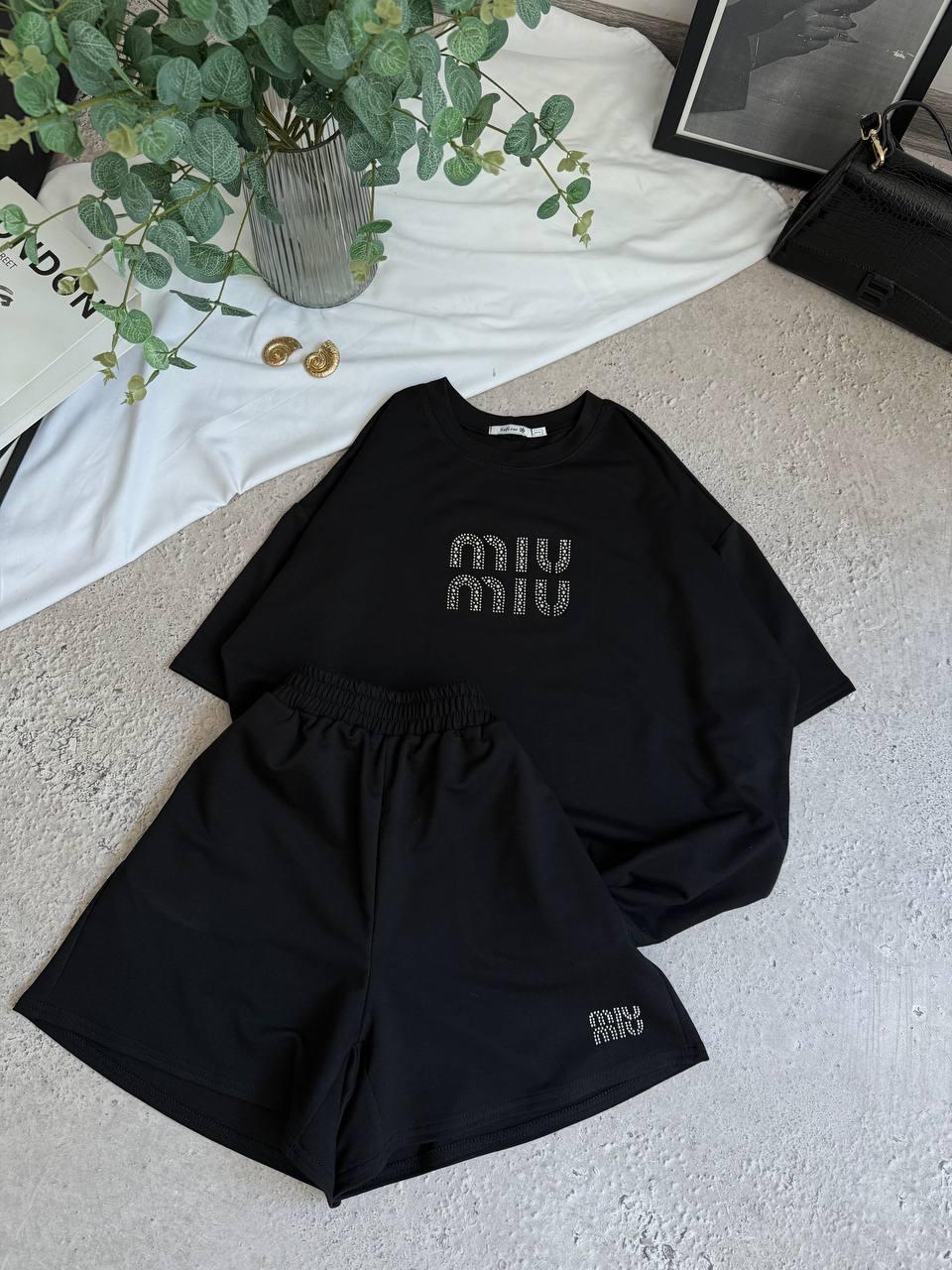 Стильний жіночий літній базовий прогулянковий костюм MIU MIU з камінням комплект шорти та футболка двонитка
