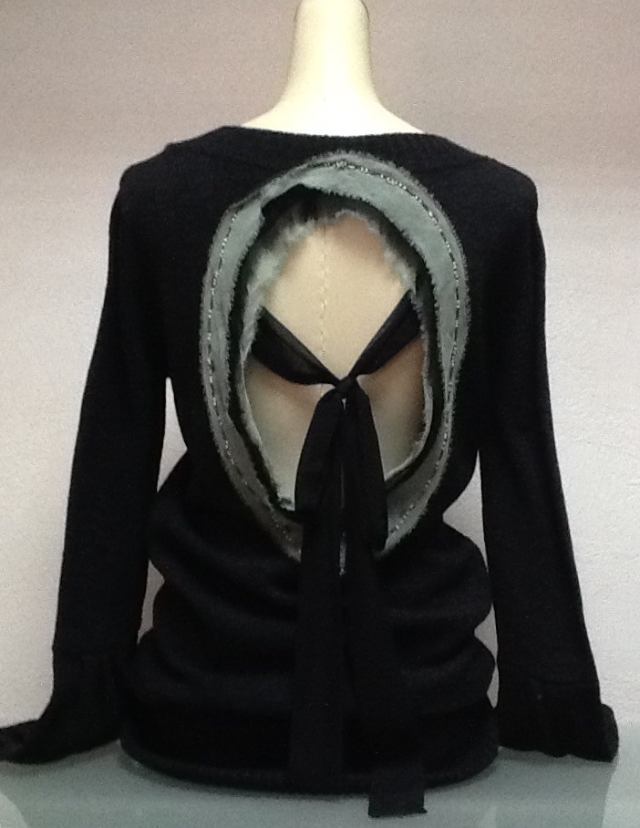 Свитер туника женский серый нарядный удлиненный Caractere с открытой спиной - фото 4 - id-p467084802