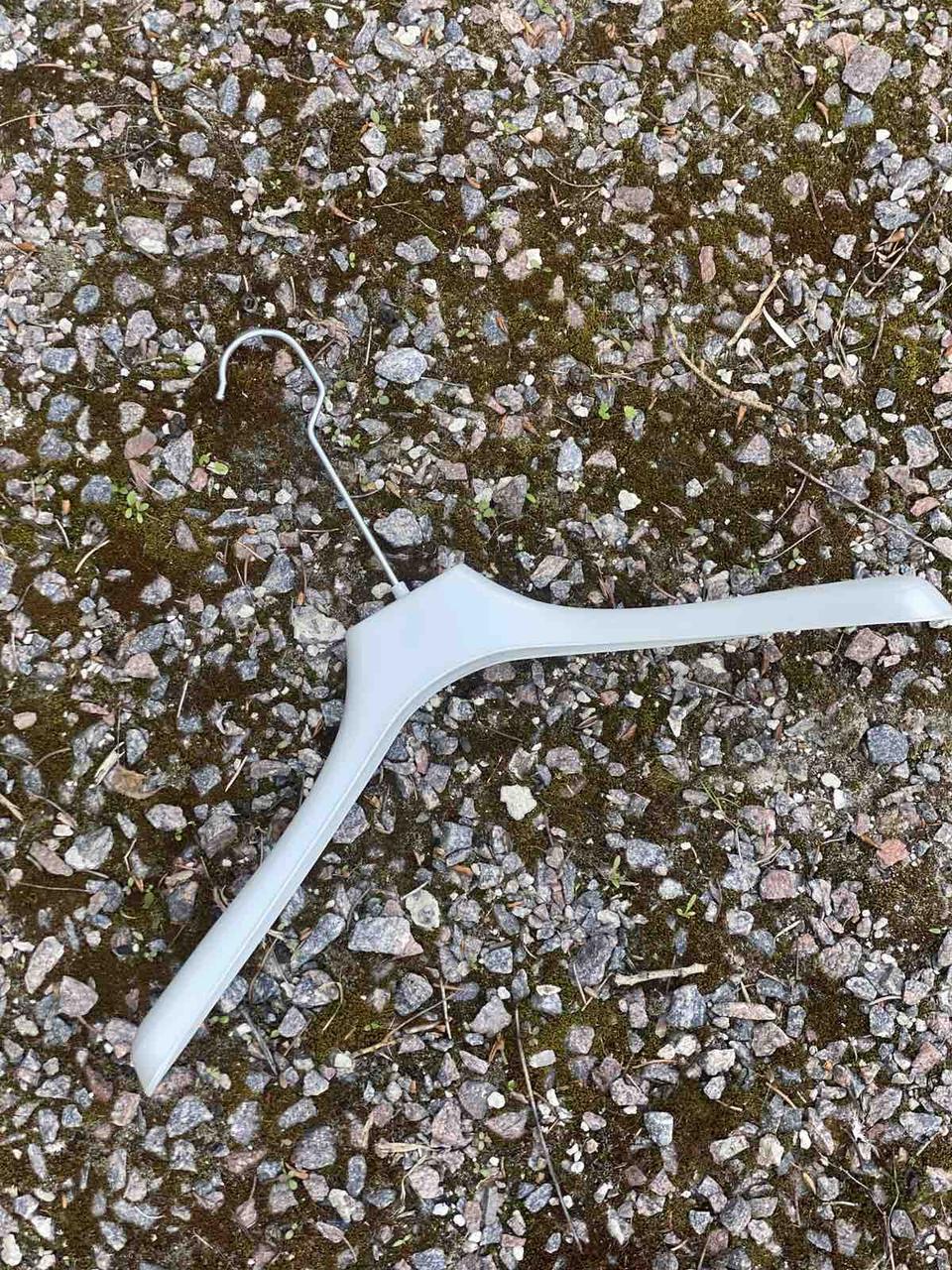 Плічка пластикові сірі для верхнього одягу 42 см (б/у), фото 1