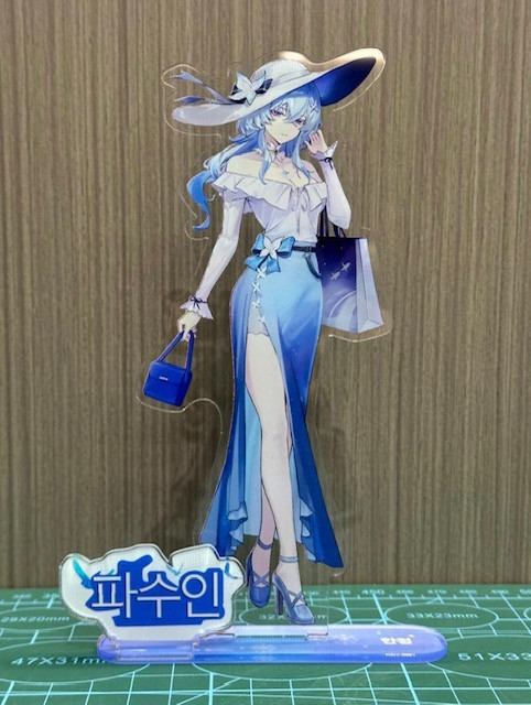 2D акрилова плоска статуя в стилі аніме дівчини у капелюшку , 10 см., фото 1