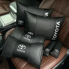 Набір в машину з логотипом Toyota