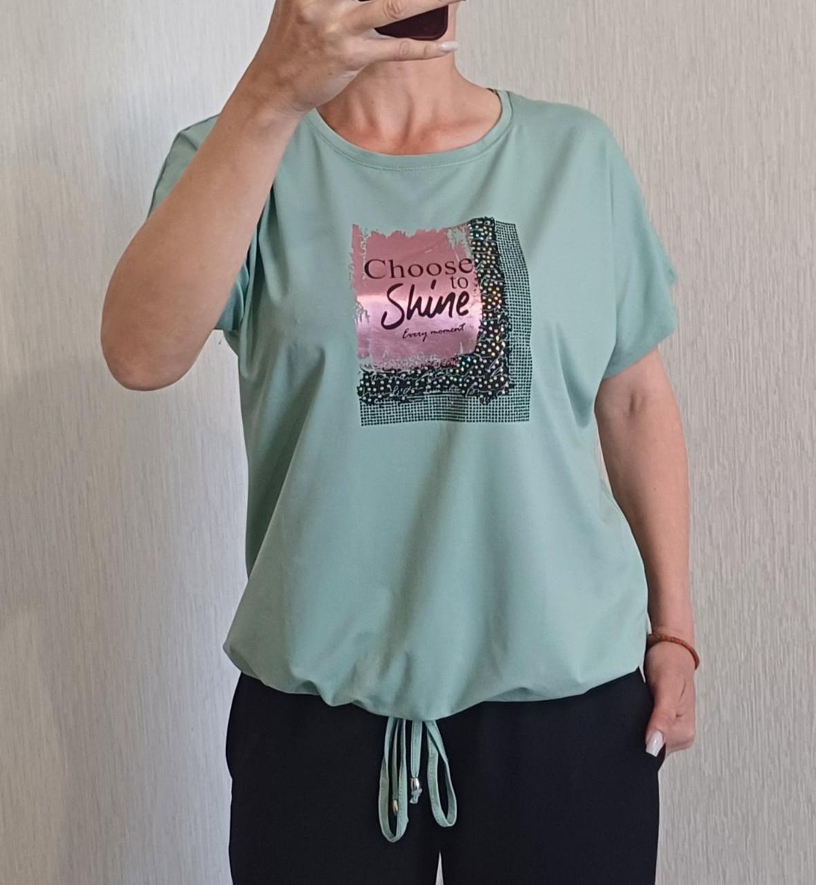 Футболка жіноча батал оливкового кольору з принтом і шнурочком по низу розміри М (50/52), L (52/54)