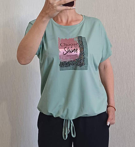 Футболка жіноча батал оливкового кольору з принтом і шнурочком по низу розміри М (50/52), L (52/54), фото 1