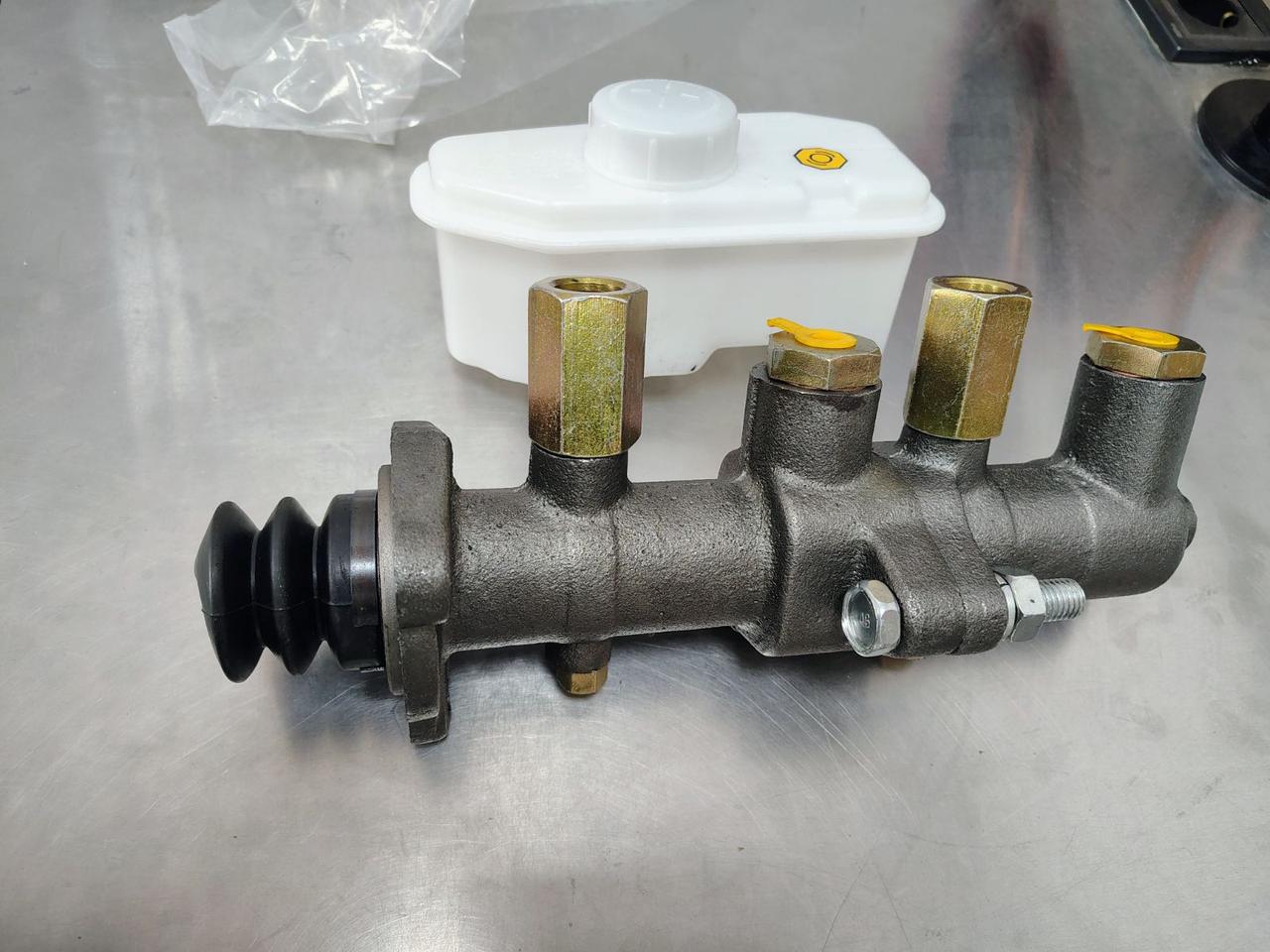 Циліндр гальмівний головний ГАЗ 53,3307 2-секції (з бачком)