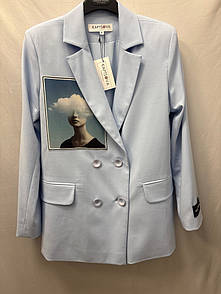 Жакет жіночий подовжений блакитний з аплікацією на грудях MKKS050226-1