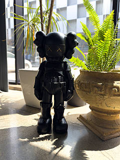 Статуетка Kaws Star Wars Stormtrooper Black дизайнерська фігурка для інтер'єру 70 см чорний