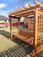 Дерев'яна гойдалка з дахом