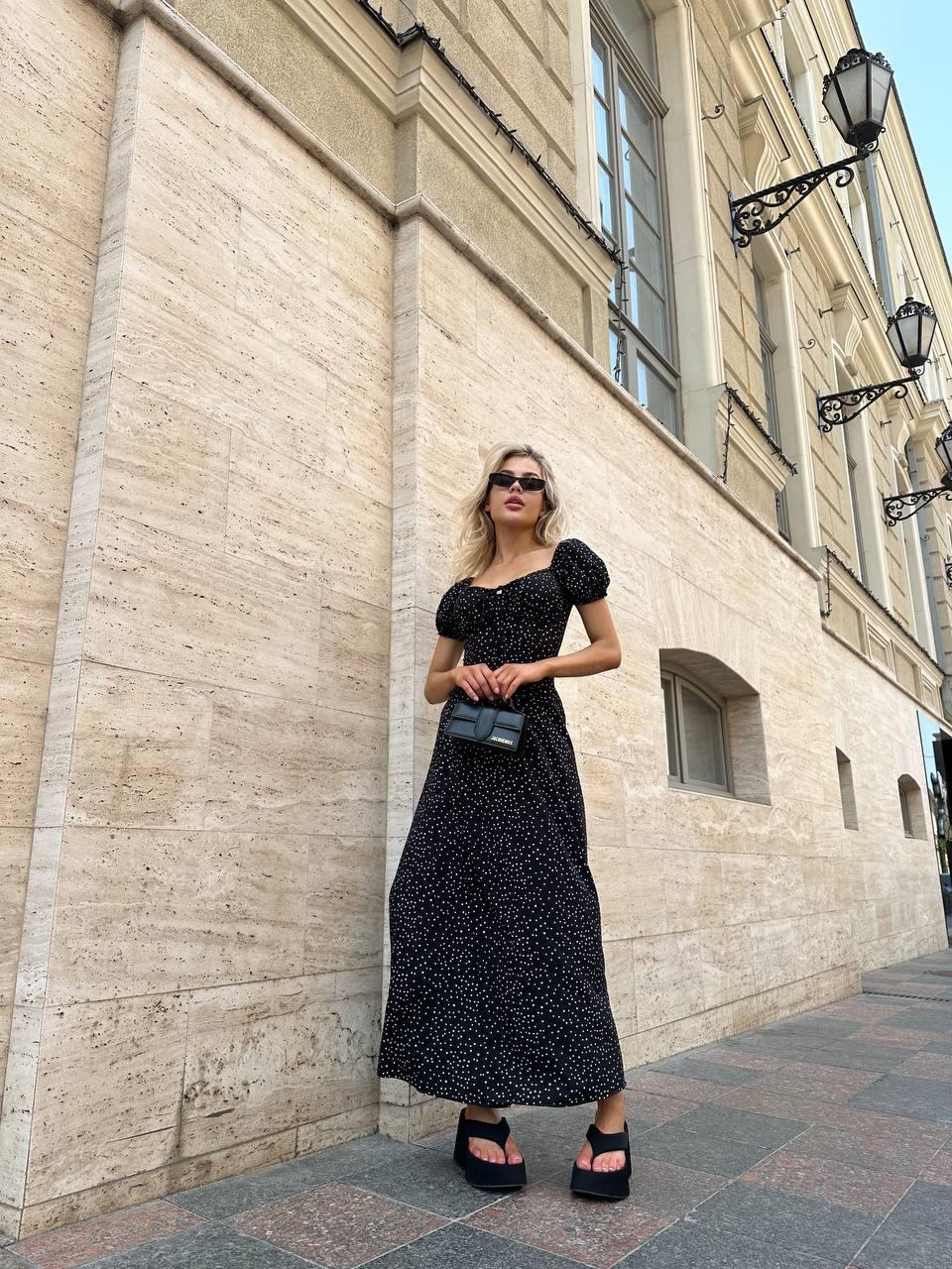 Чорна жіноча витончена ніжна романтична приталена сукня довжини міді із софту в горошок, фото 1