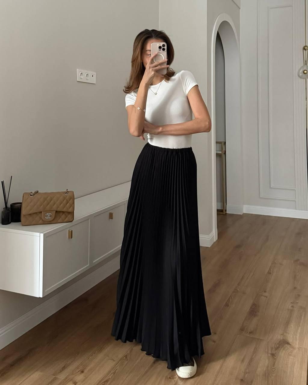 Чорна жіноча базова довга легка плісирована спідниця максі із софту із завищеною посадкою, фото 1