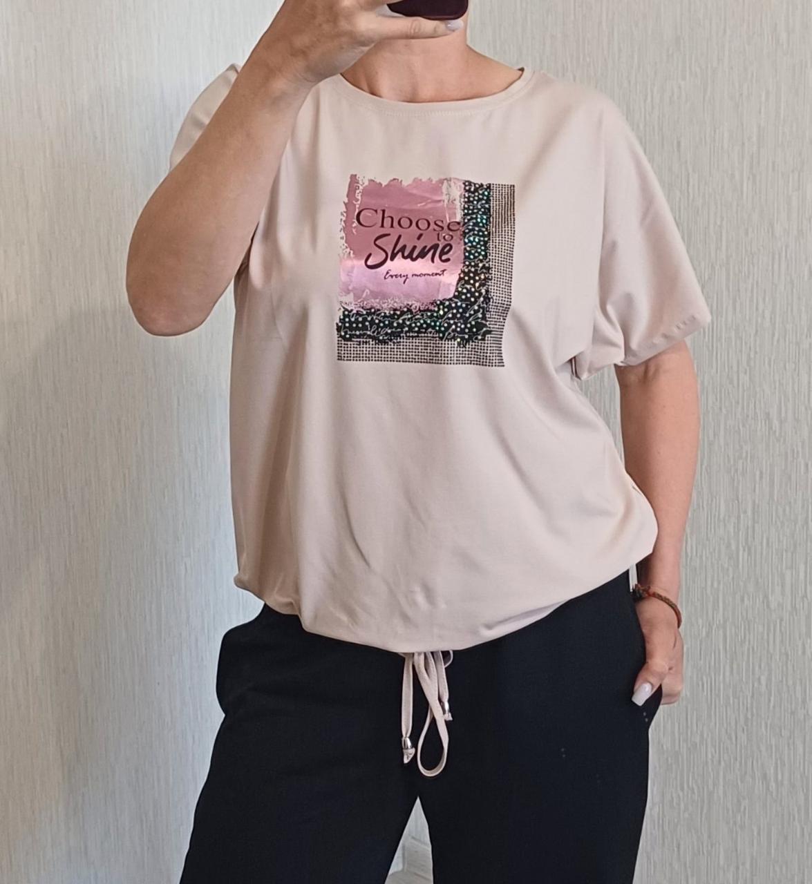 Футболка жіноча батал бежевого кольору з принтом і шнурочком по низу розміри М (50/52), L (52/54)