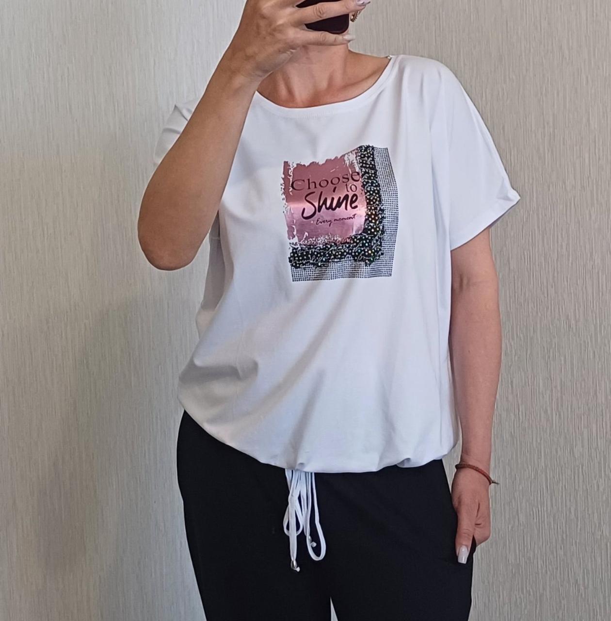 Футболка жіноча батал білого кольору з принтом і шнурочком по низу розміри М (50/52), L (52/54)