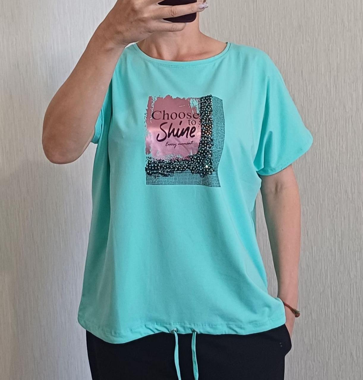 Футболка жіноча батал бірюзового кольору з принтом і шнурочком по низу розміри М (50/52), L (52/54)