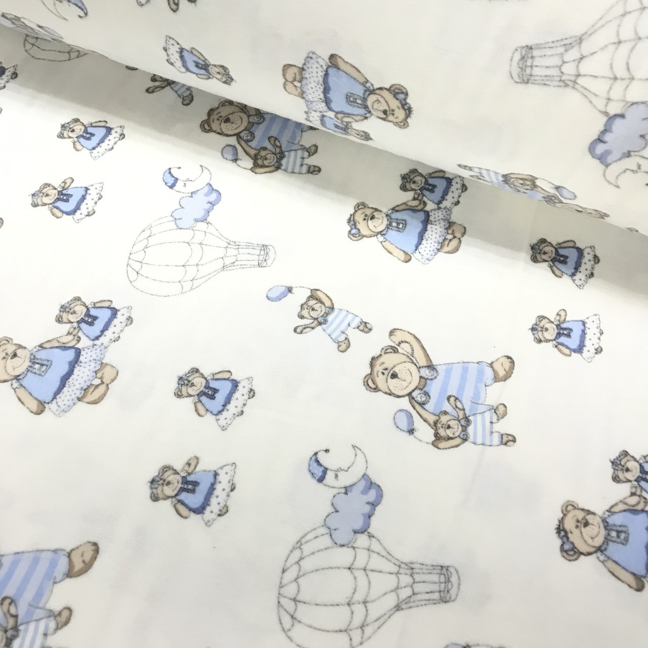 ВІДРЕЗ (0,5 * 2,4 м) Фланелева тканина ведмедика в блакитних тонах із повітряними кулями на білому (шир. 2,4 м) (FL-W-0284), фото 1