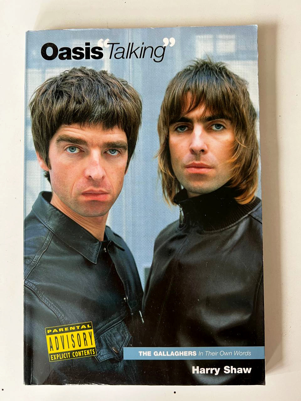 Рідка книга про групу Oasis "Oasis talking"