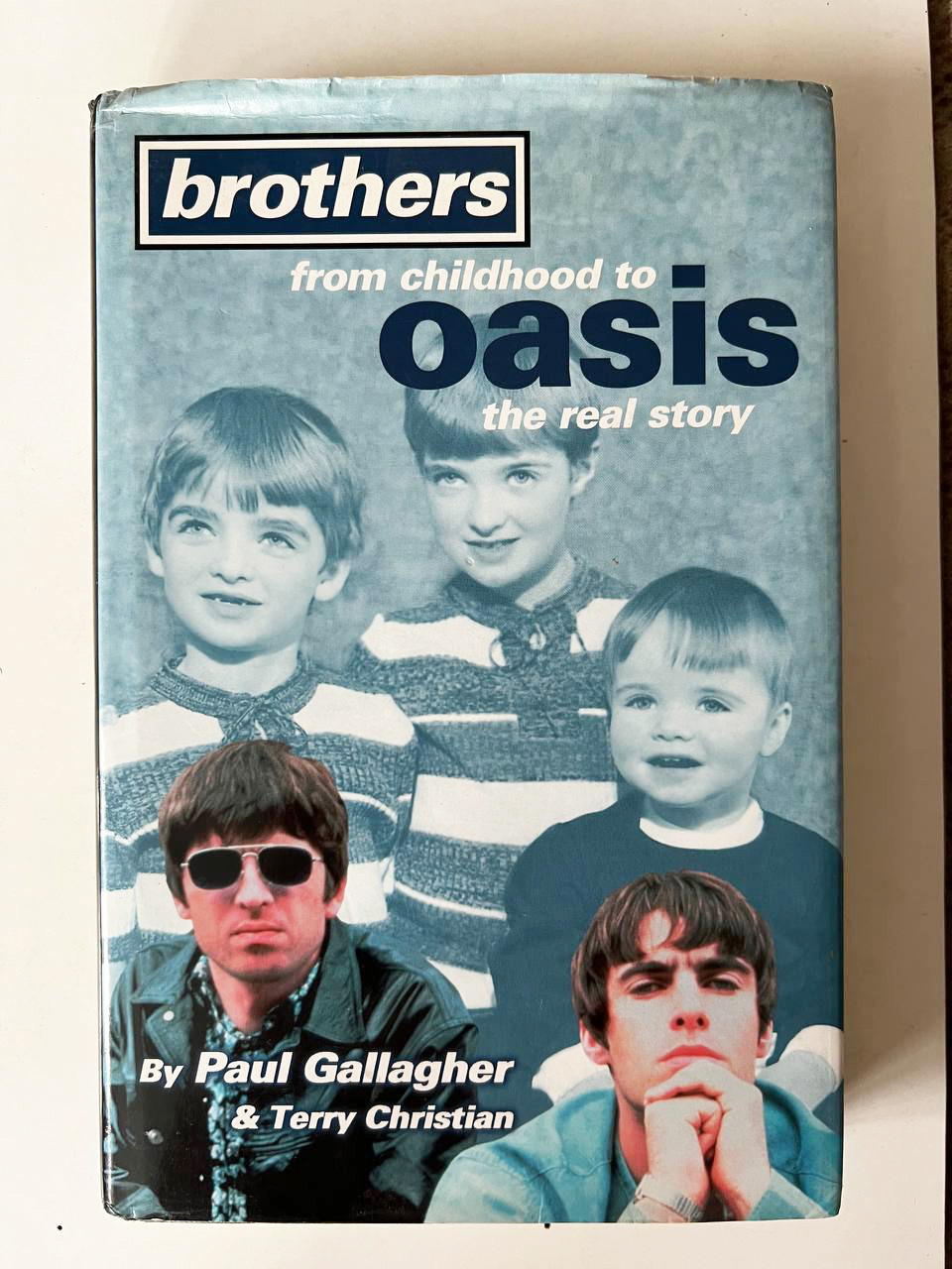 Книга присвячена групі Oasis: Brothers from childhood to oasis