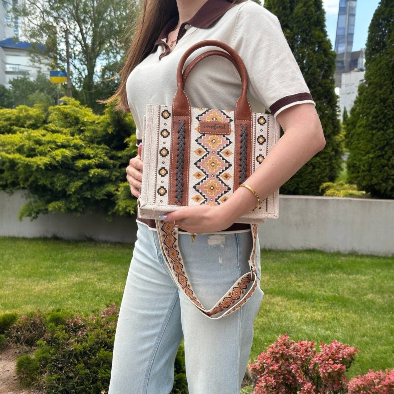 Вишукана жіноча сумка з етно вишивкою з двома ручками широким ремінцем через плече якісна подарункова, фото 1