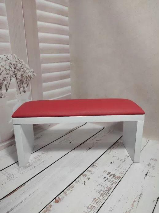 Підставка (підлокітник) для манікюру з дерев'яними ніжками, червона