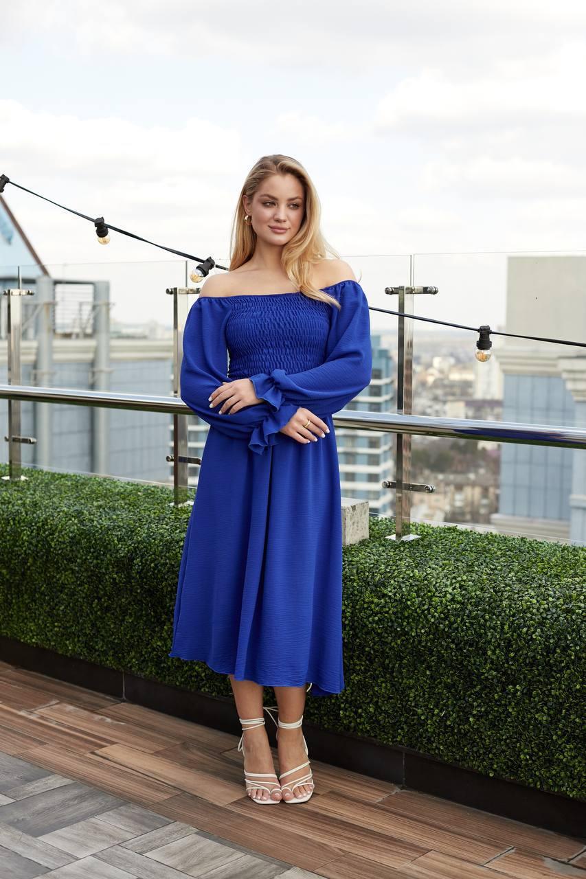 Розкішна літня сукня з відкритими плечима, довгими рукавами, корсетною талією з креп-жатки відтінку електрик, фото 1