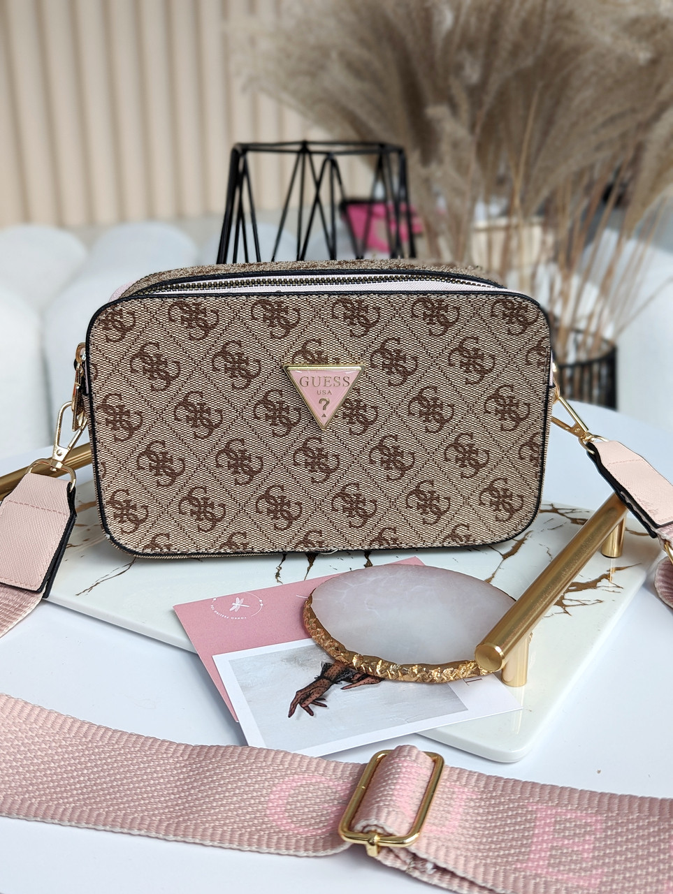 Жіноча сумка Guess The Snapshot Bag Beige Pink Бежева Екошкіра Крос Боді на 2 відділення широкий ремінь Гесс, фото 1