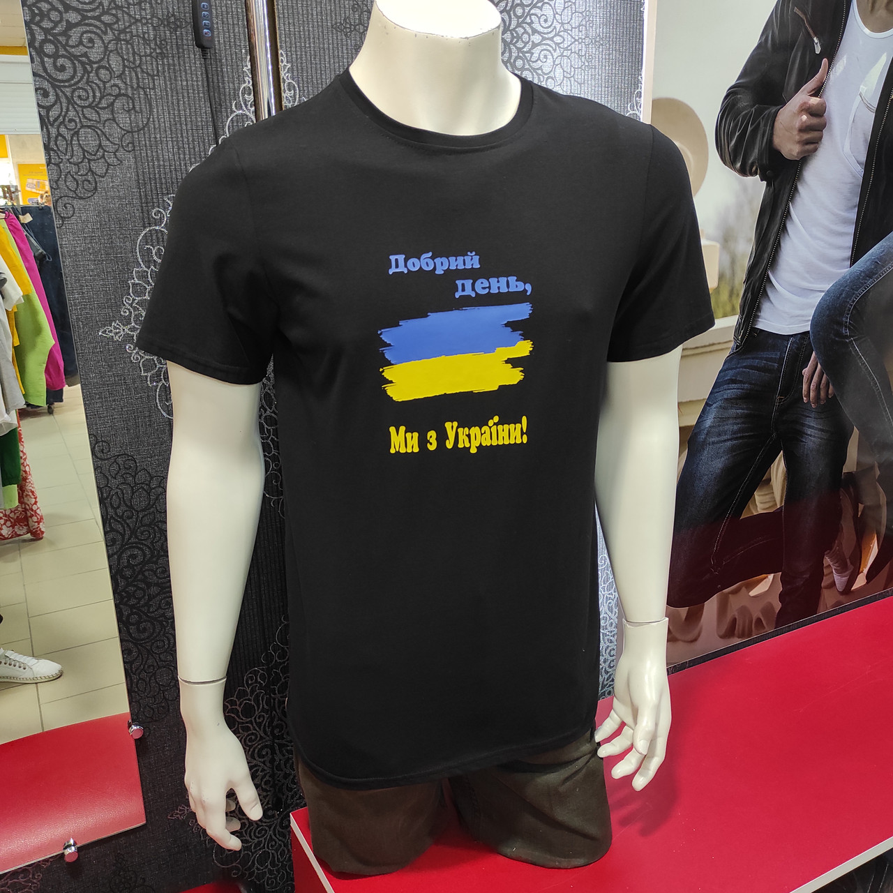 Чоловіча однотона футболка чорна напис, фото 1