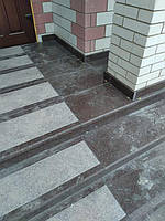 Вхідні сходи з токівського граніту з однією термополосою по центру