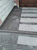 Сходи для вхідної групи з токівського граніту з широкою термополосою