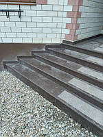 Сходи з токівського граніту з однією термосмугою для зручного підйому