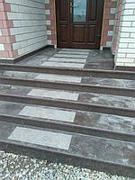 Сходи з токівського граніту з центральною термосмугою для безпечного входу