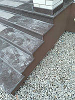 Широкі сходи з токівського граніту з центральною термополосою
