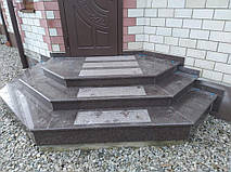 Вхідна група зі сходами з токівського граніту з широкою термодоріжкою по центру
