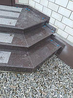 Вхідна група з монолітних сходів з токівського граніту з термодоріжкою