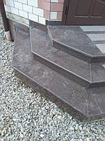 Сходи з токівського граніту з однією широкою термодоріжкою посередині