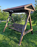 Дерев'яна гойдалка з дахом