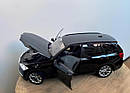 Масштабна модель автомобіля BMW X5 1:24 чорна колекційна модель з деталізацією салону та рухомими колесами, фото 11