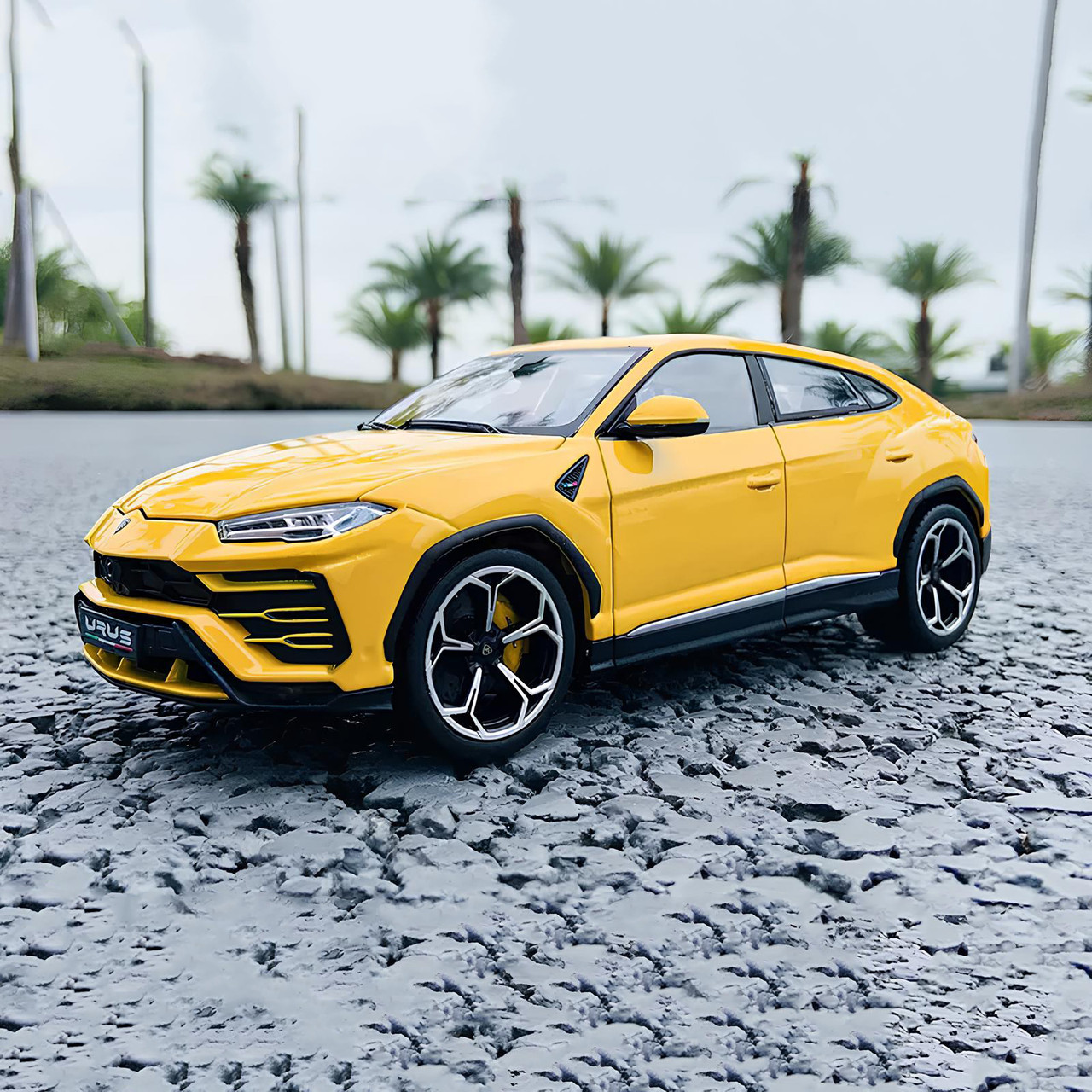 Модель автомобіля Lamborghini Urus Maisto 1:24 — металева колекційна машинка з відкривними дверима та гумовими колесами, фото 1