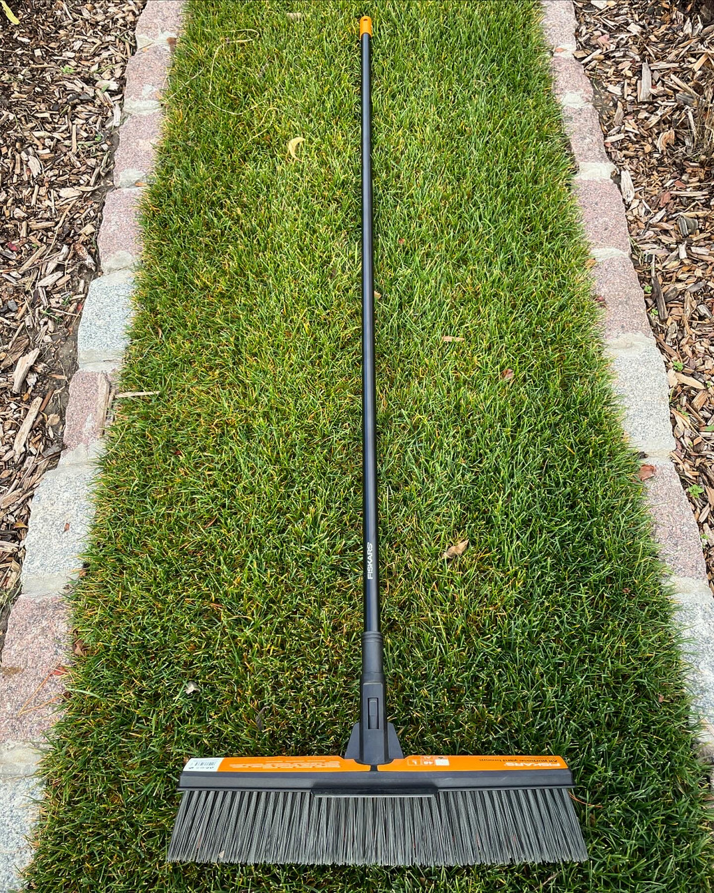 Універсальна садова щітка Fiskars Solid L (1025926), фото 1