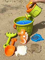 Дитячий набір для гри з піском та водою C 479 лійка, граблі, лопата, 3 формочки