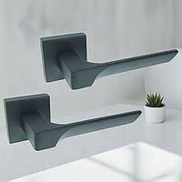 Качественная квадратная дверная ручка для межкомнатных и входных дверей в черном цвете TRION CAPRI 49 BLACK