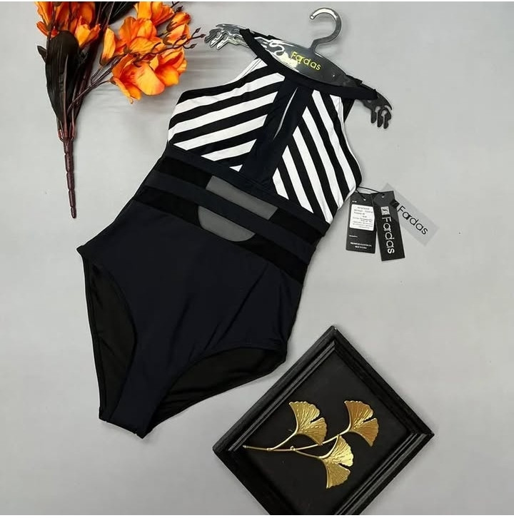 Суцільний купальник із білими смужками на грудях добре приховує зайвий животик, фото 1