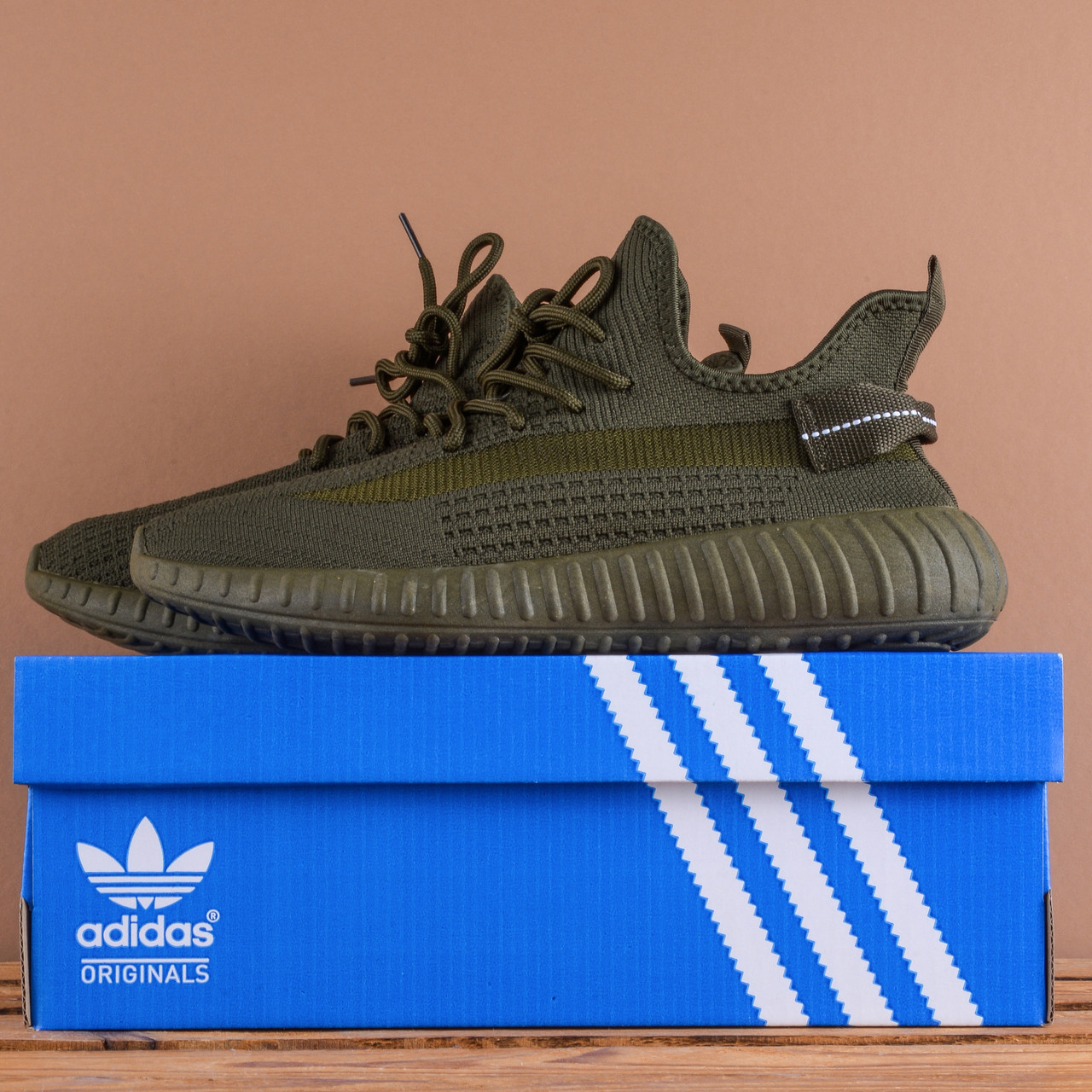Кросівки у сти лі Adidas Yeezy Boost колір хакі