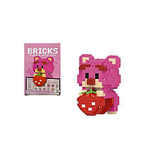 Конструктор OEM Bricks 3D ведмідь Lotso Toy Story з полуницею 6.5 см 210 деталей Рожевий (W2605-03)